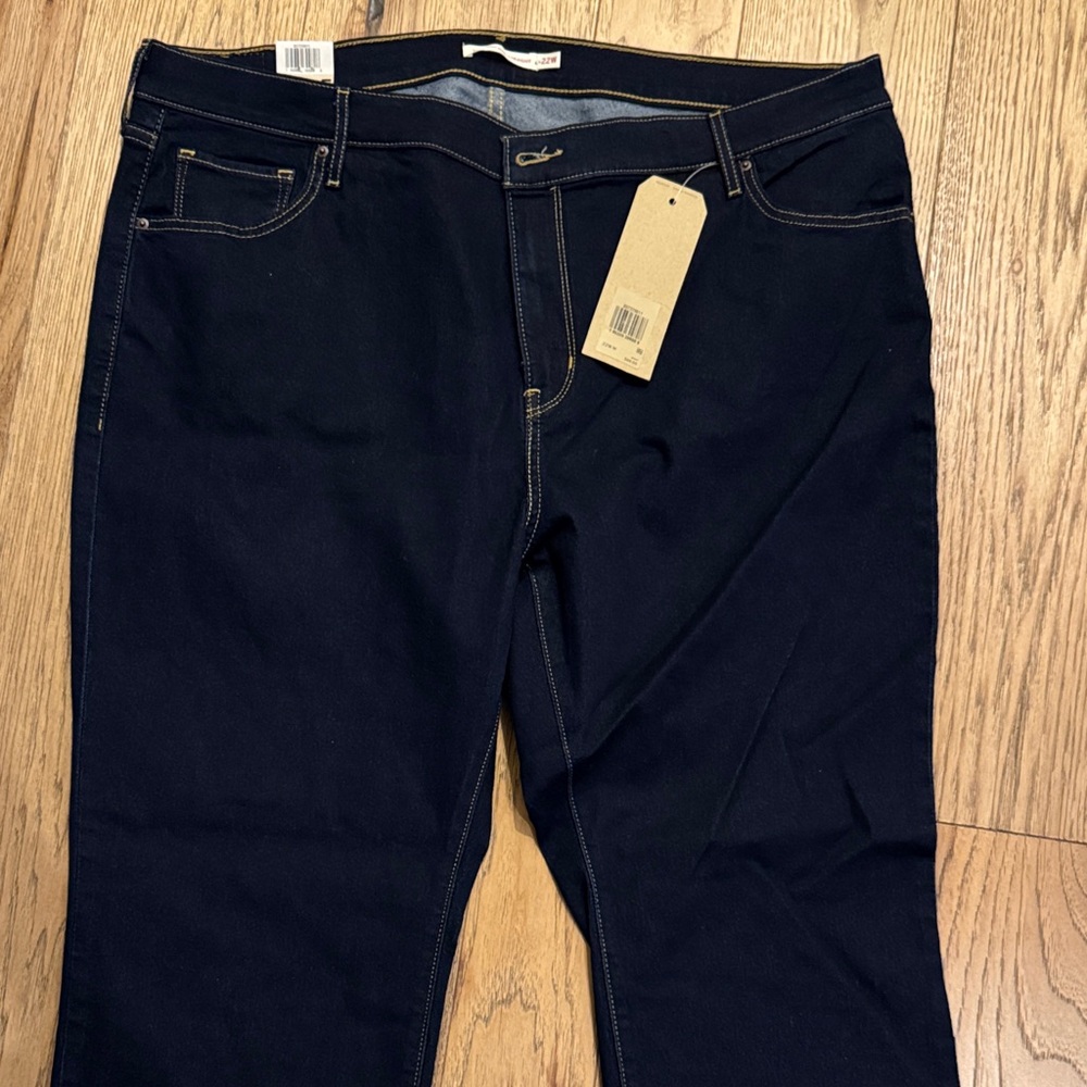 Levi’s 724 Women’s High Rise Dark Indigo Straight Leg Jeans😊